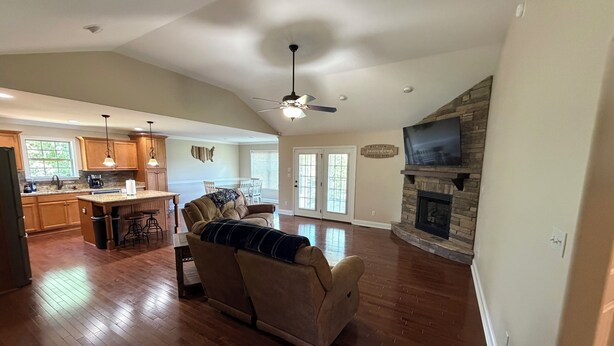 Living area - 3-bedroom house in fabulous Gaffney with a spacious back yard (Gaffney)