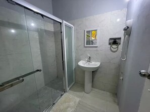 Regadera y secadora de cabello 