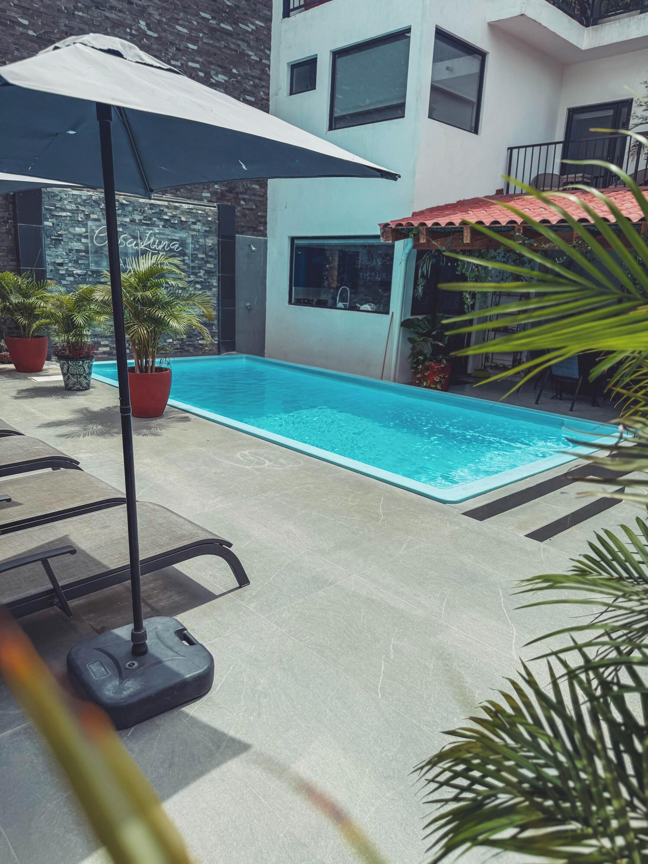 Luxe villa, balkon, uitzicht op zwembad | Zwembad | Een buitenzwembad