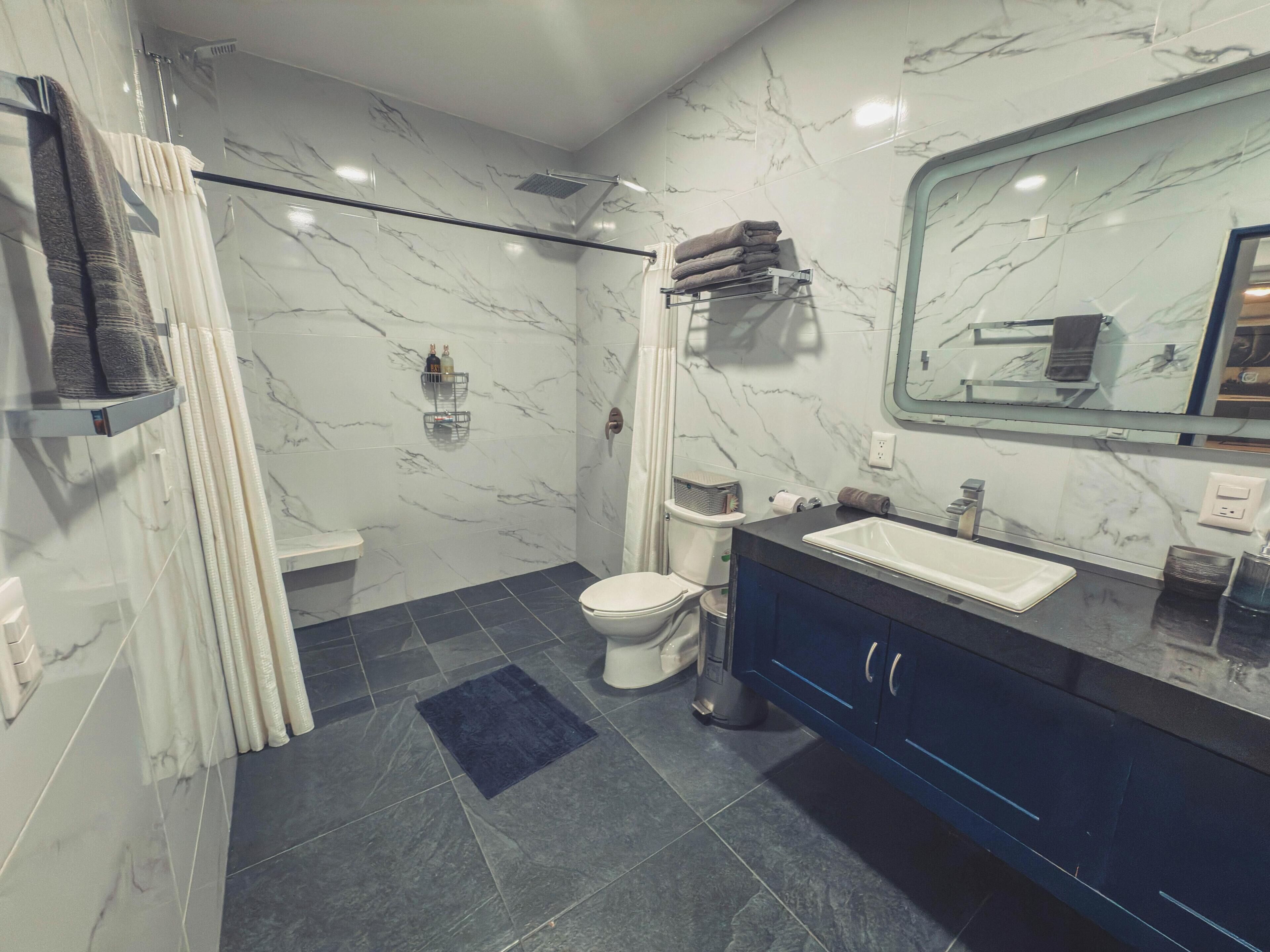 Luxury-Villa, Balkon, Poolblick | Badezimmer