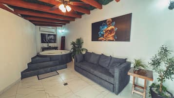 Luxe villa, balkon, uitzicht op zwembad | Interieur
