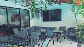 Luxury-Villa, Balkon, Poolblick | Speisen