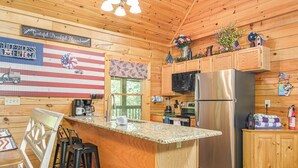 Coffee/tea maker, fridge, microwave, oven - Douglas Lake Cabin | Hot Tub | Sleeps 7 (Sevierville)