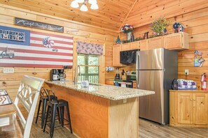 Coffee/tea maker, fridge, microwave, oven - Douglas Lake Cabin | Hot Tub | Sleeps 7 (Sevierville)