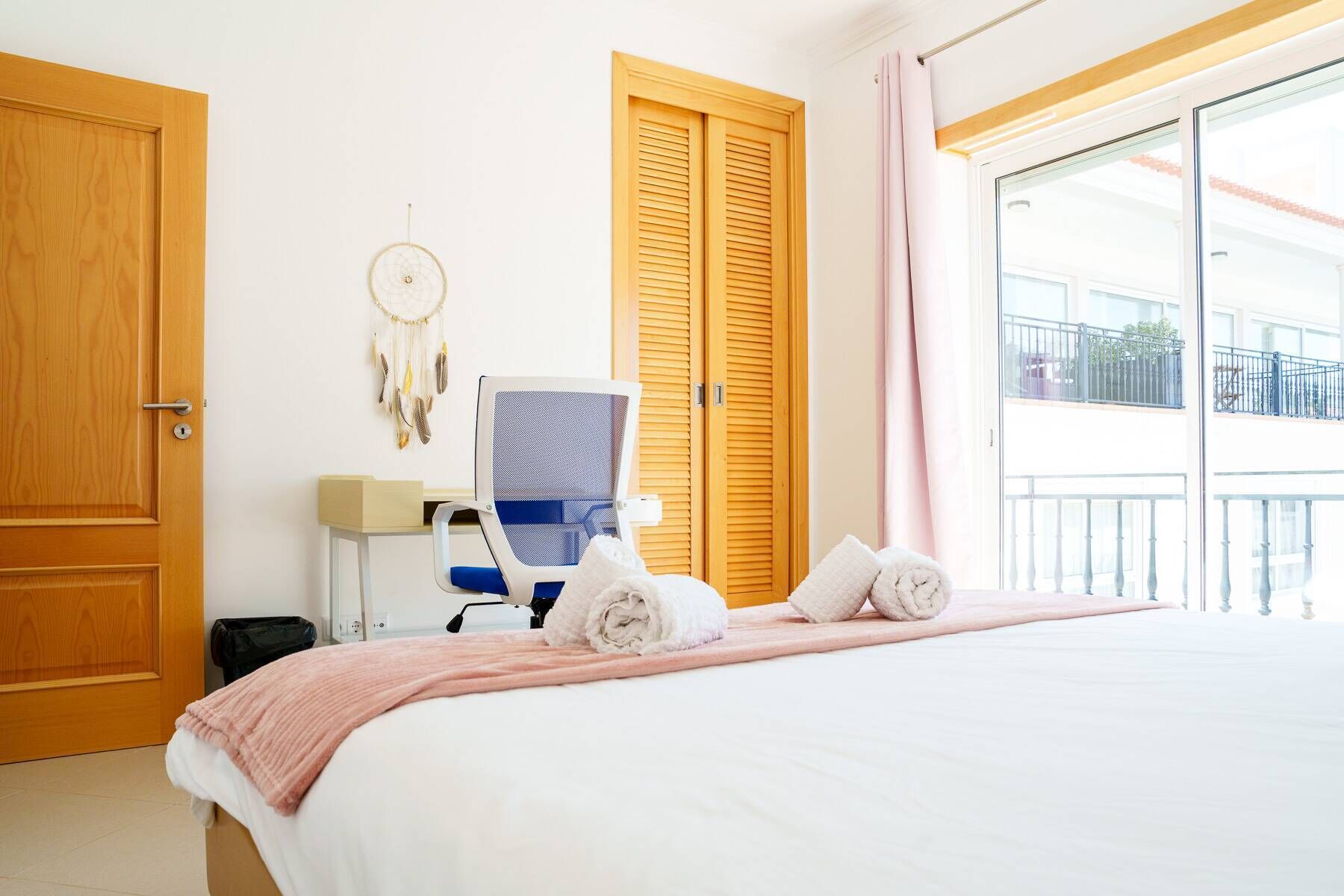 Iron/ironing board, internet, bed sheets