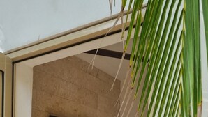 Ein Badezimmer mit Marmorwaschbecken, einem Spiegel und einem Handtuch an der Wand.