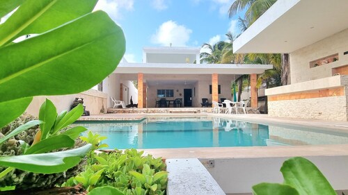 Beachfront House: Pool, kayaks, and a large terrace. Perfect for families. Pet-Friendly.