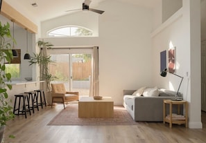 Smart TV, fireplace - Cozy 3 Bedroom house in Sacramento w/ Private Sauna (Antelope)