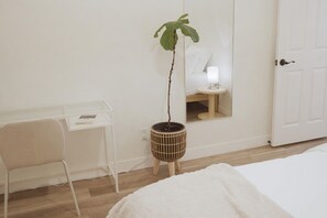 3 bedrooms, desk, iron/ironing board, WiFi - Cozy 3 Bedroom house in Sacramento w/ Private Sauna (Antelope)