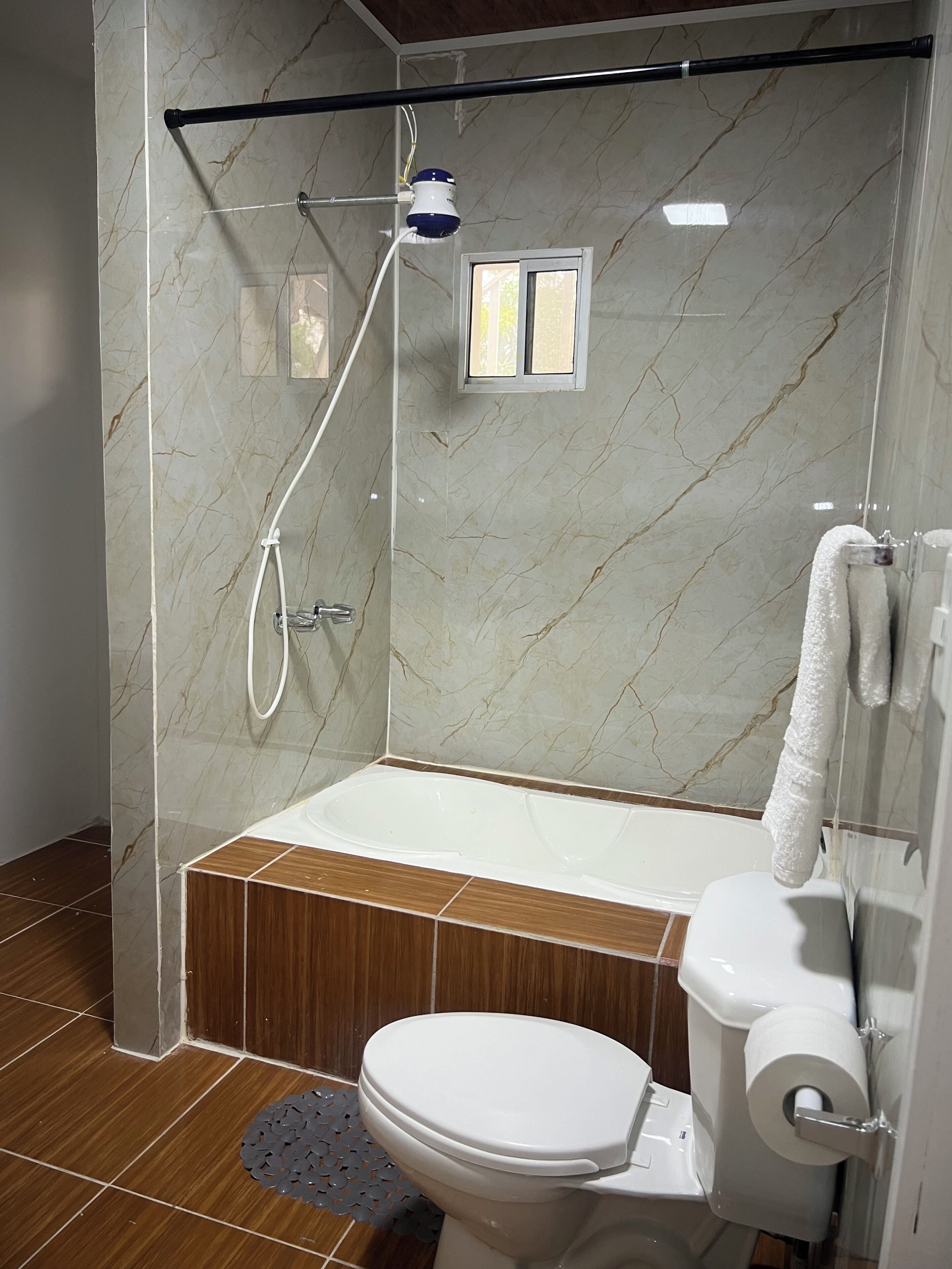 Habitación básica, patio | Baño | Toallas, jabón, shampoo, papel de baño 