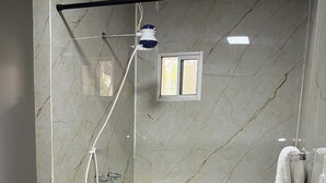 Eenvoudige kamer, patio | Badkamer