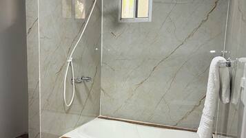 Habitación básica, patio | Baño | Toallas, jabón, shampoo, papel de baño