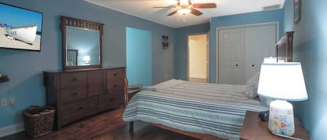 3 bedrooms, desk, iron/ironing board, WiFi (free)