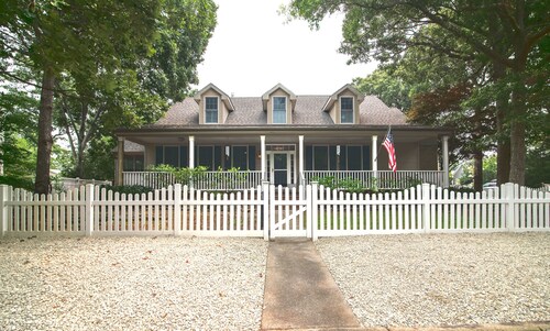 Casa de Chapo, Across from Bay, Dog-Friendly Private Coastal Retreat, Sleeps 6-8
