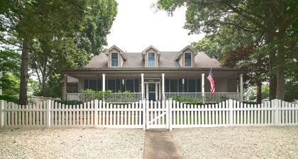 Casa de Chapo, Across from Bay, Dog-Friendly Private Coastal Retreat, Sleeps 6-8