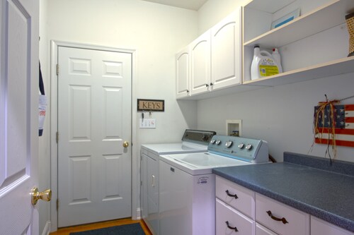 Casa de Chapo, Across from Bay, Dog-Friendly Private Coastal Retreat, Sleeps 6-8