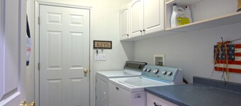 Casa de Chapo, Across from Bay, Dog-Friendly Private Coastal Retreat, Sleeps 6-8