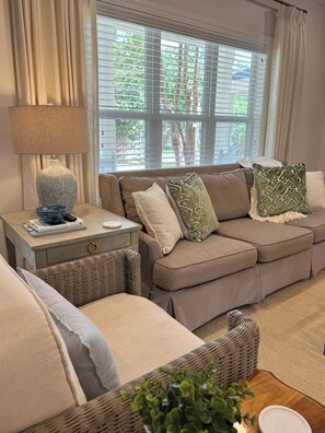 A living room with a sofa, a lamp, a bowl, and a window with blinds. - Meet Me In Oxford- 3BR -1 Mile from the Square (Oxford)
