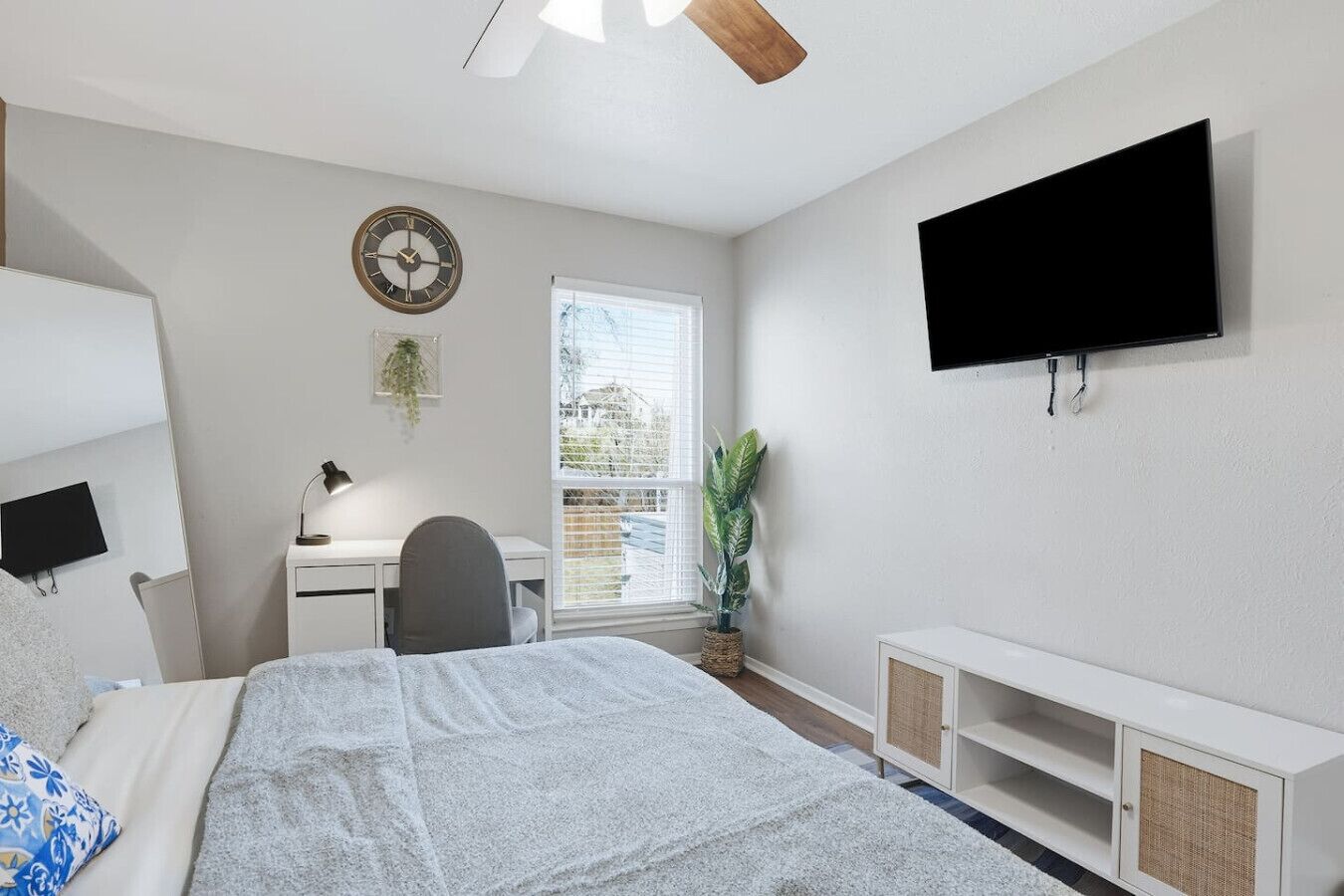 Desk, iron/ironing board, travel cot, WiFi