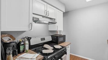 Coffee/tea maker, fridge, microwave, oven