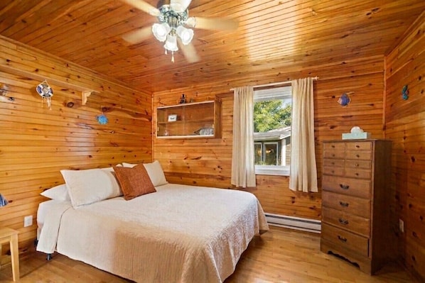 5 bedrooms, iron/ironing board, WiFi, bed sheets