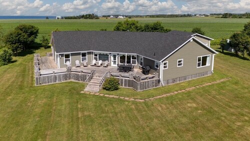 Spacious 5-Bedroom South Shore Cottage: Where PEI Memories Begin