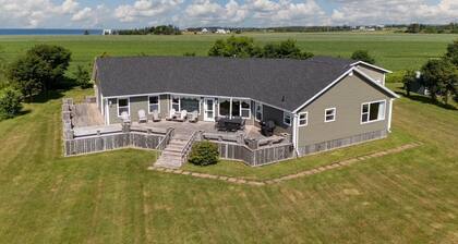 Spacious 5-Bedroom South Shore Cottage: Where PEI Memories Begin