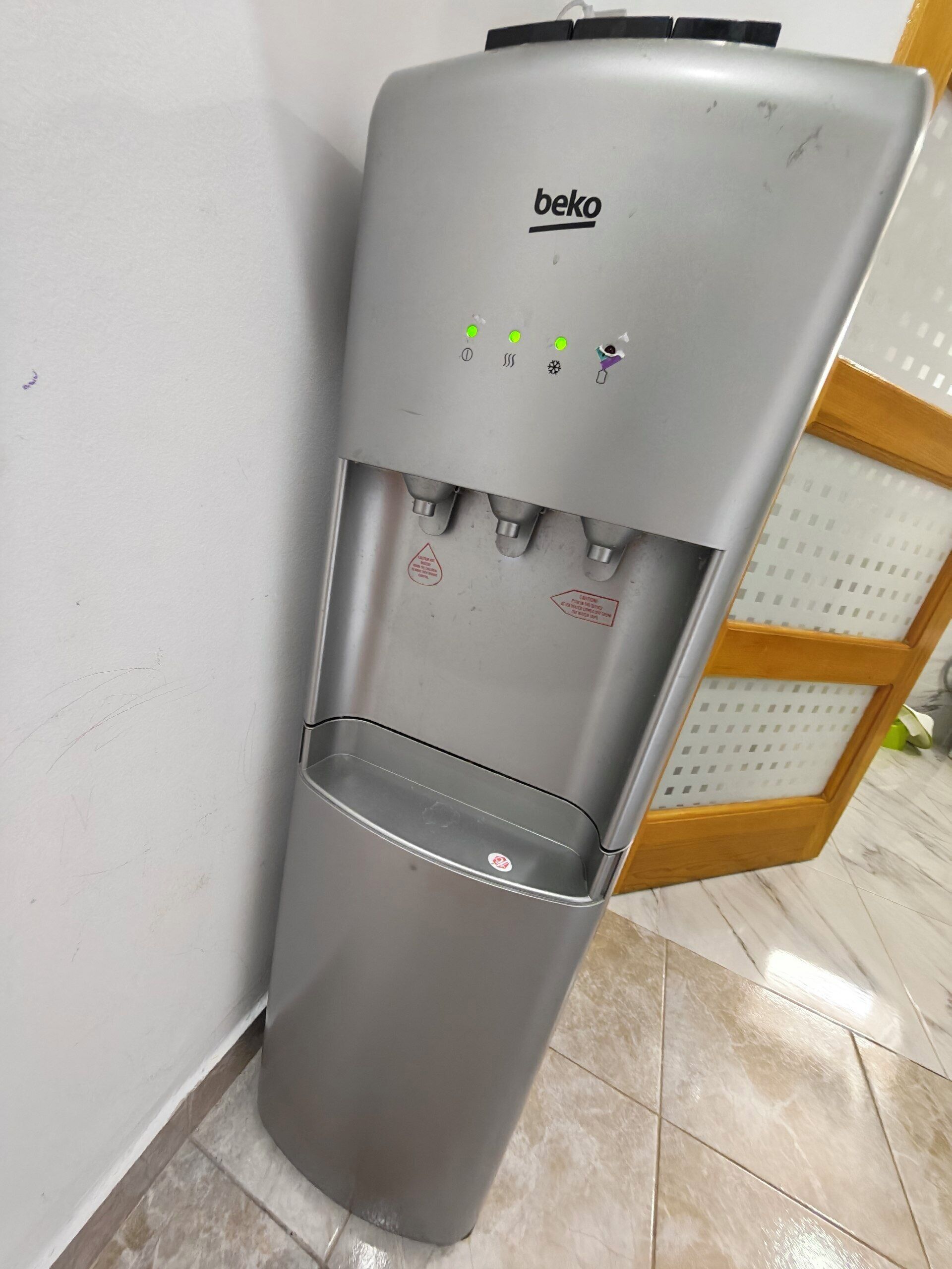 Un distributeur d’eau doté de plusieurs becs de fontaine, d’un panneau de commande avec divers boutons et d’une finition en acier inoxydable.