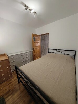 A bedroom with a bed, wooden dresser, and a wardrobe. - EXPO 2027, Free Airport Shuttle, EV & Parking (Beograd)