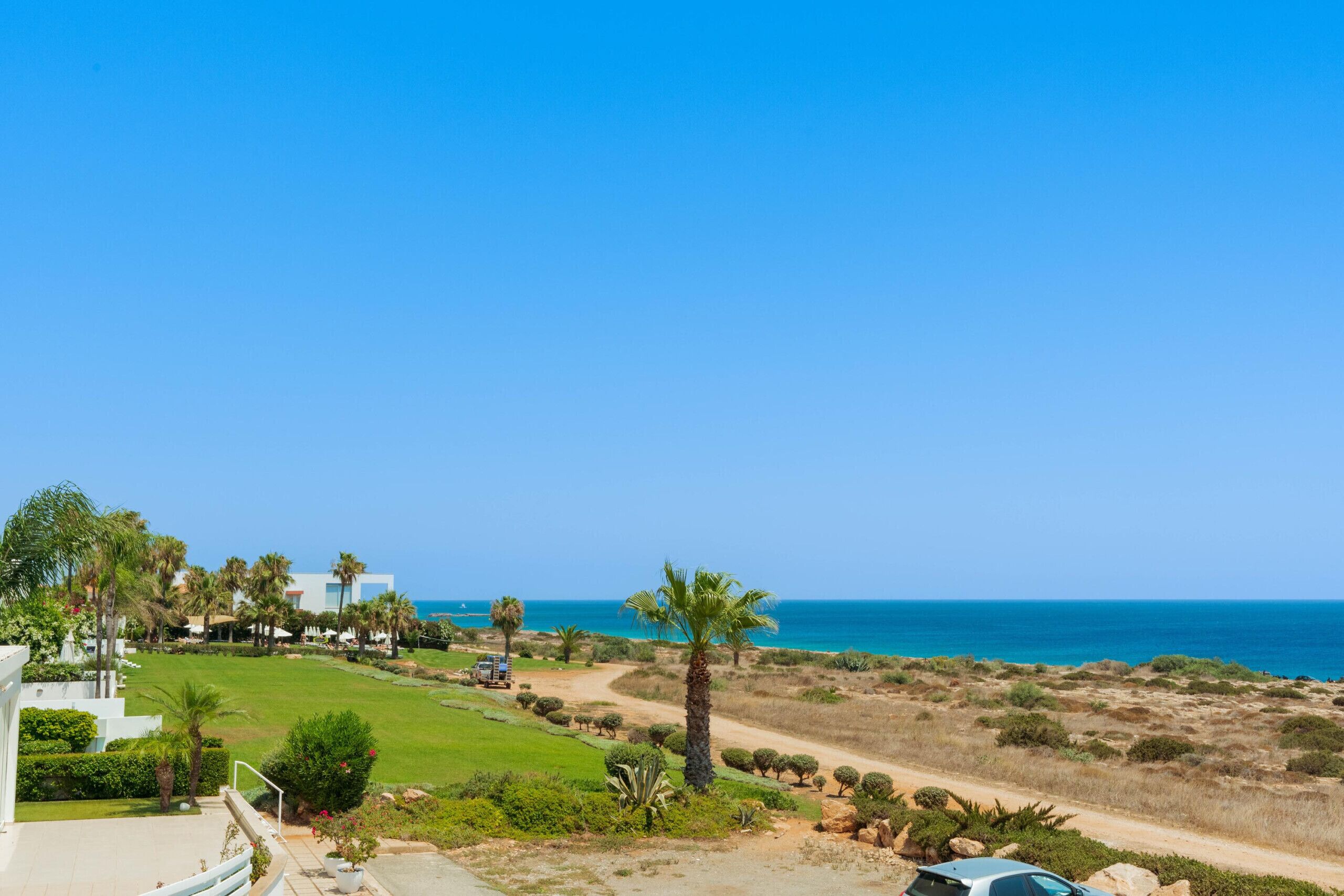 Ein Küstenhotel mit Blick auf das Meer, einen Golfplatz und eine Wüstenlandschaft.