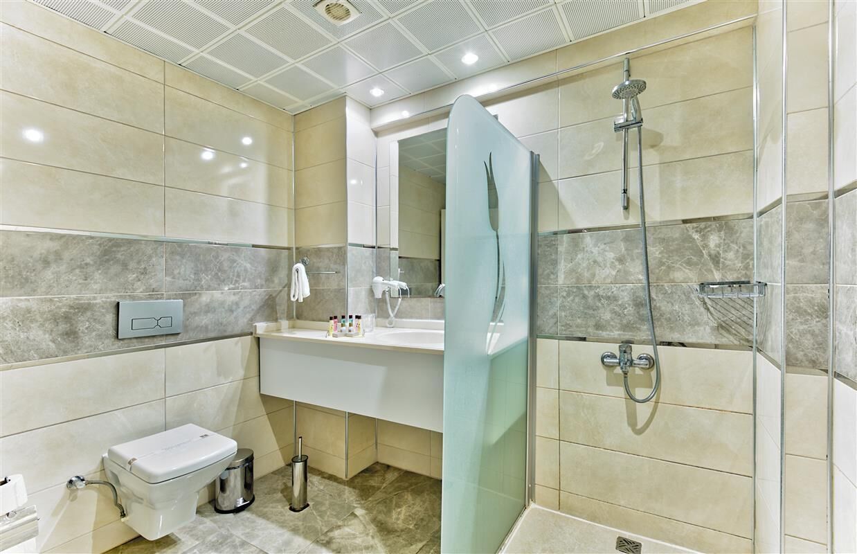 Een douche, een haardroger, pantoffels, handdoeken