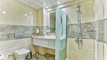 Een douche, een haardroger, pantoffels, handdoeken
