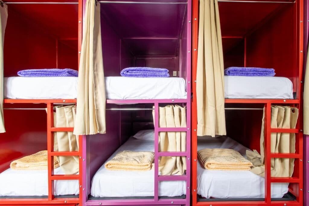 Cofres nos quartos, cortinas blackout, quartos à prova de som