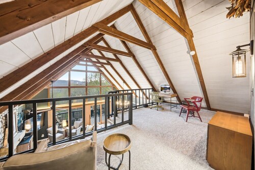 Glass Peak Cabin - Panoramic Mountain Views - Hot Tub - Sugar Mountain