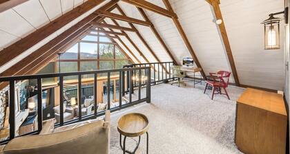 Glass Peak Cabin - Panoramic Mountain Views - Hot Tub - Sugar Mountain