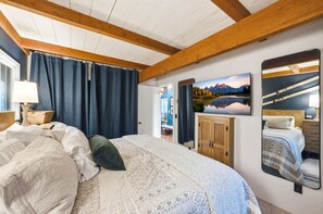 Een strijkplank/strijkijzer, gratis wifi, beddengoed