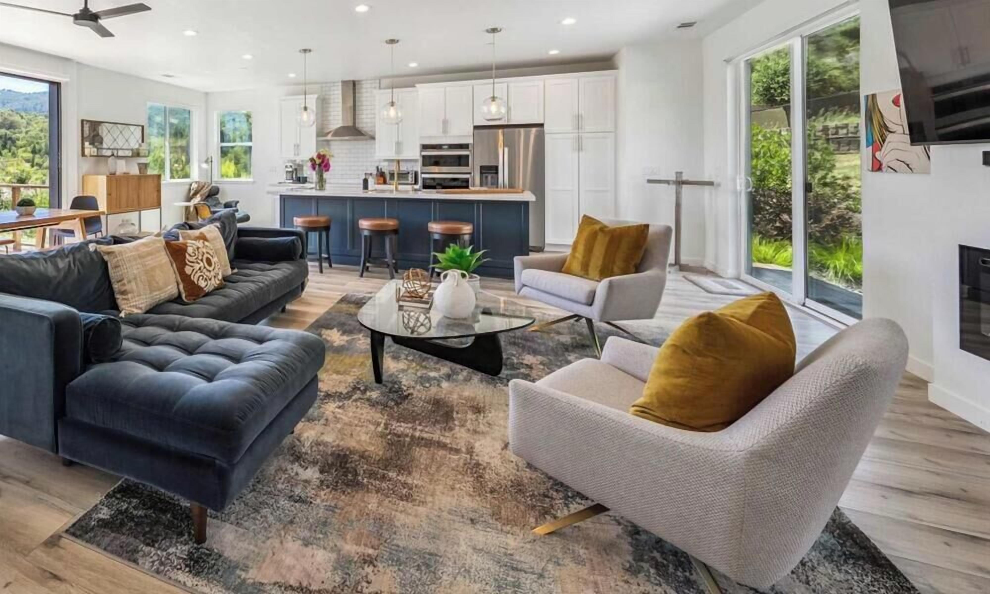 Ein modernes Wohnzimmer mit Sofa, Sesseln und Couchtisch.
