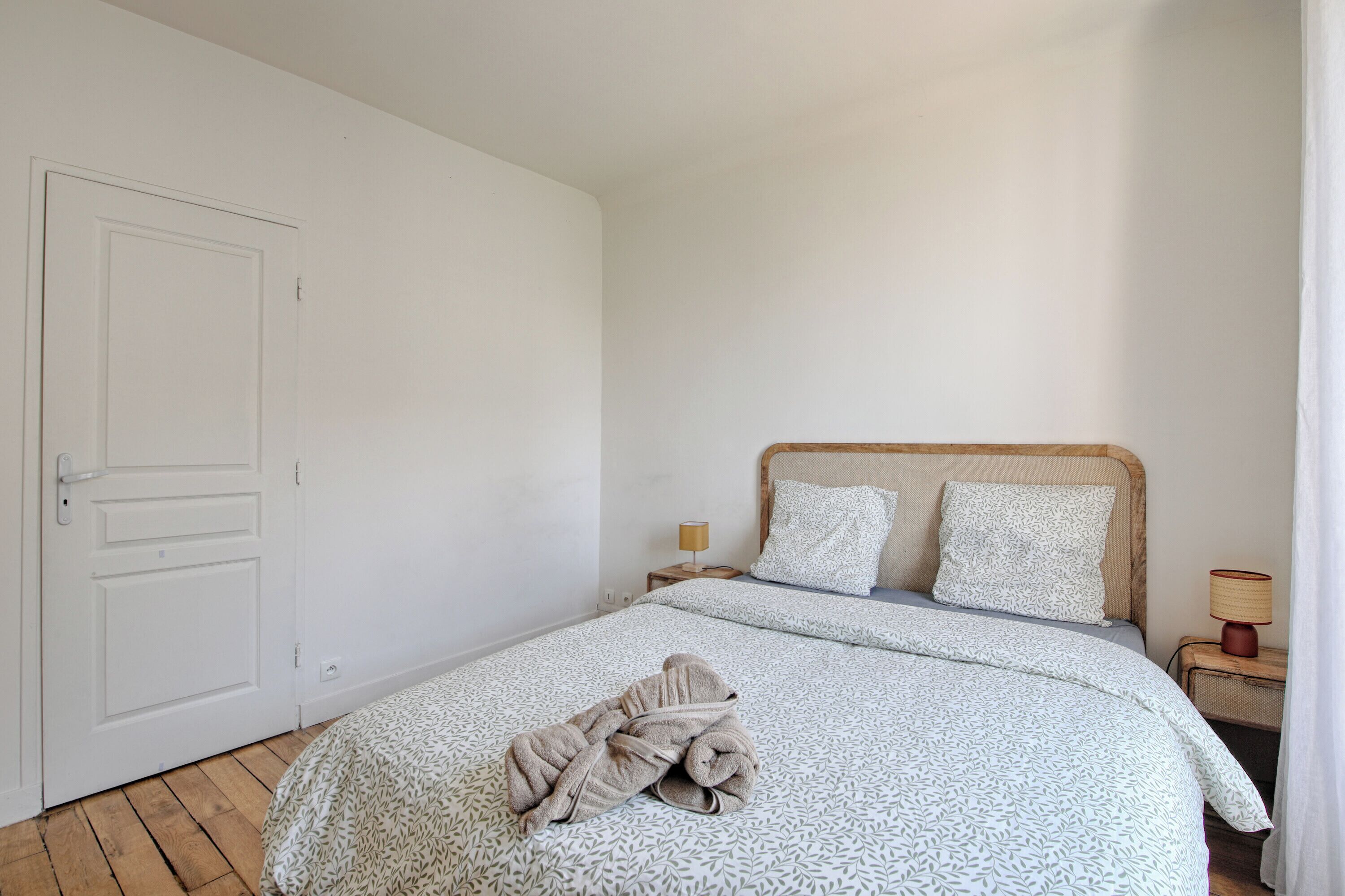 1 bedroom, travel cot, bed sheets