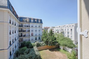 Ein mehrstöckiges Wohngebäude mit Balkonen und einem Innenhof.