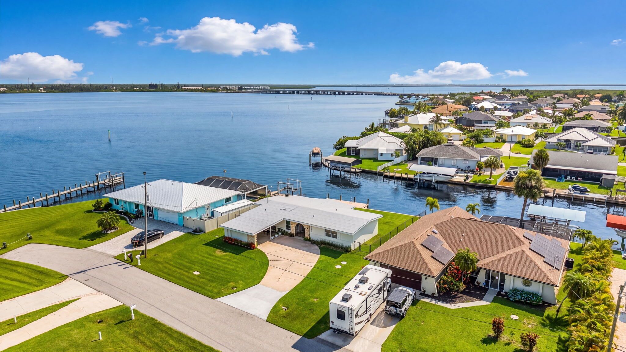 Un quartier résidentiel avec des maisons, un quai et une marina.