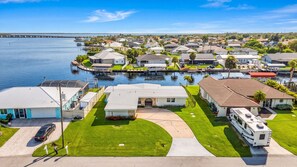 Un quartier résidentiel comprenant des maisons, un port de plaisance et une étendue d’eau.