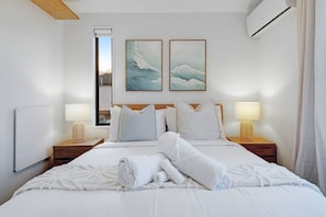 Room - Vibrant Family 2BR Townhouse with Air-Con and Deck (Auckland South)