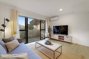 Living area - Vibrant Family 2BR Townhouse with Air-Con and Deck (Auckland South)