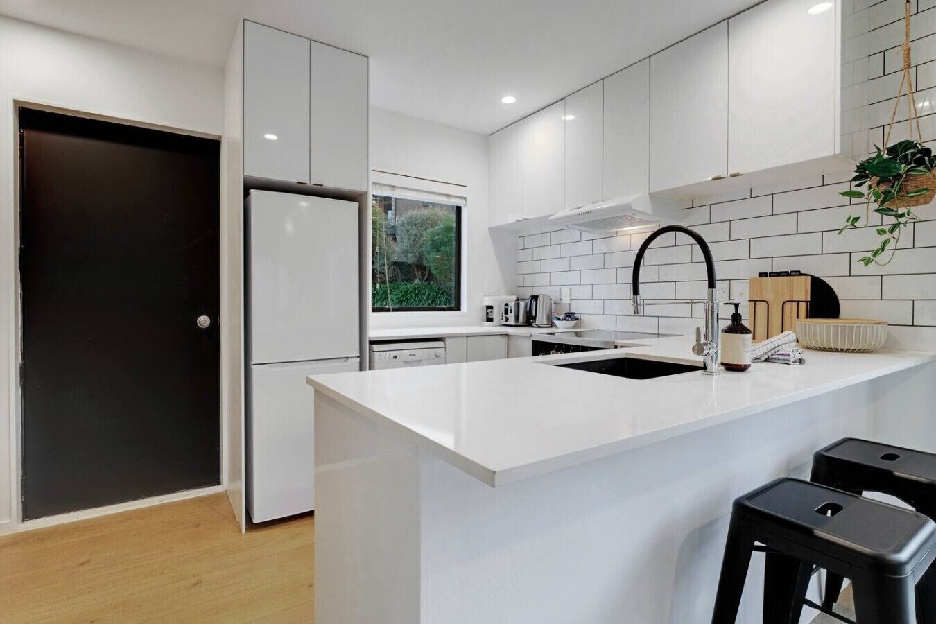 Coffee/tea maker, fridge, microwave, oven