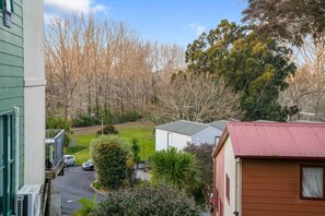 Property grounds - Vibrant Family 2BR Townhouse with Air-Con and Deck (Auckland South)