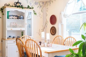 Dining - Gibbons Park Cliffside retreat 2 bedroom 2 bath sleeps 8 (Logan)