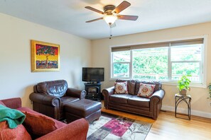 Living area - Gibbons Park Cliffside retreat 2 bedroom 2 bath sleeps 8 (Logan)