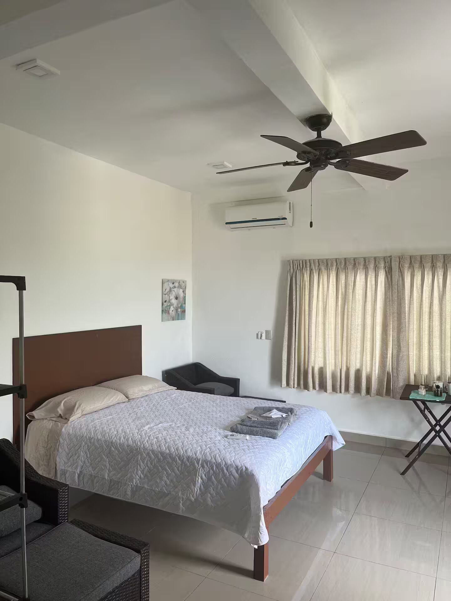 1 bedroom, bed sheets