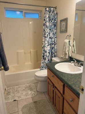 Hair dryer, towels, soap, toilet paper - Quiet 2-bedroom house getaway on Haven Lake (Tahuya)