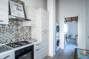 Eine moderne Küche mit Gasherd, Backofen und einem Schild mit Kaffeemotiv.